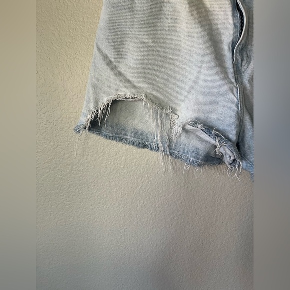 Levi’s Light Wash High Waisted Mom Distressed Jean Shorts Women’s Size 31/12 - Picture 6 of 14